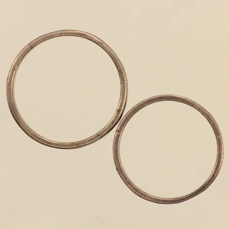 Två ringar, stl 16½+18¼, bredd ca 4mm, gravyr, silver  Vikt: 4,7 g