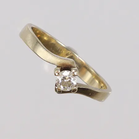 Ring med vit sten, stl 17¾, bredd 3-5mm, 9K  Vikt: 2,1 g