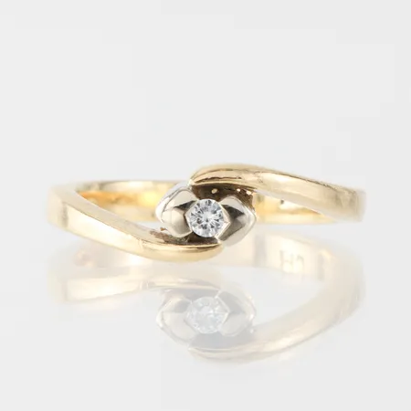 Ring med liten diamant, storlek 17 ½ mm, bredd 2.9-6.2 mm, 18k. Vikt: 5,1 g