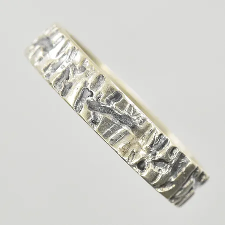 Ring med dekor, stl 21¼, bredd 5 mm, 925/1000 silver. Vikt: 3,5 g