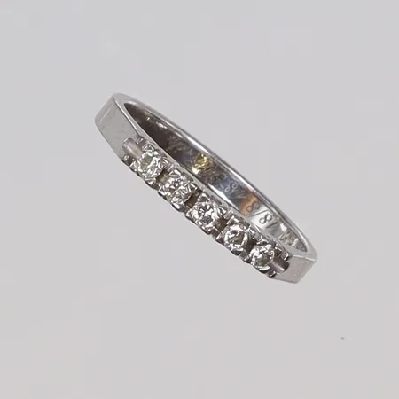 Ring med diamanter totalt 0,15ct enligt gravyr, stl 17¼, bredd 2-3,5mm, vitguld, gravyr, 18K  Vikt: 2,8 g