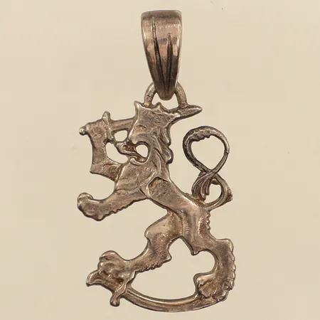 Hänge, finskt lejon, längd 45mm, bredd 23mm, felstämplad 18K, silver  Vikt: 6,2 g