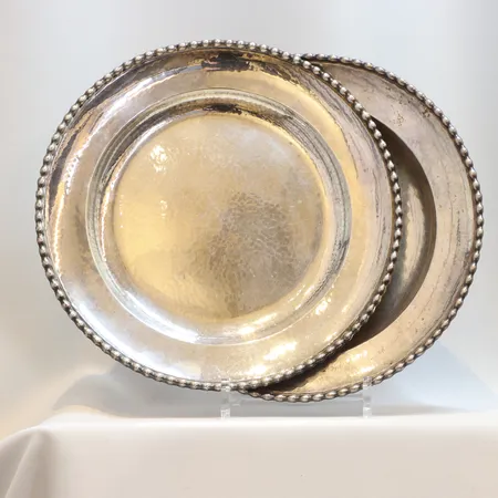 Två fat handhamrade, Ø26,5cm, CGH, (Hallbergs Guldsmeds Ab C G, Stockholm) Silver 830/1000 Vikt: 905,5 g