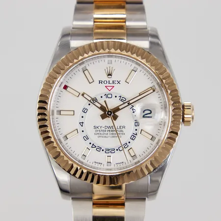 Rolex Sky-Dweller, stål/guld, automatisk, Ø 42mm, ref: 326933, serienummer: 743X32Y5, safirglas, oysterlänk stål/guld, total längd ca 19,5cm, manual, certifikat 2020, box, ytterkartong, små nagg i kanten av glaset