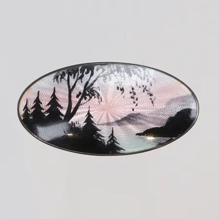  Brosch med emalj 38x19mm, skogsmotiv, troligen Norge, silver 925/1000 Vikt: 6,6 g