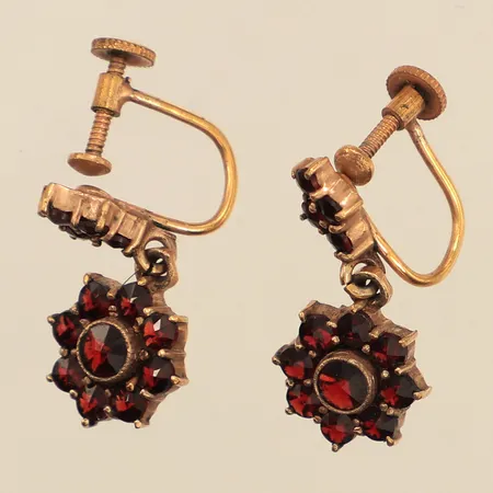 Ett par örhängen, granater, längd ca 20mm, bredd 2,3-11mm, oädel metall, skruvlås  