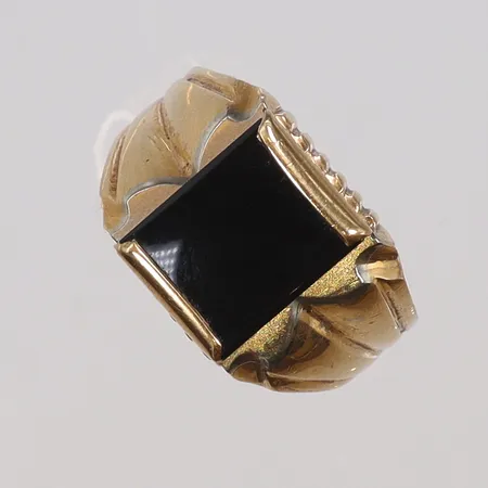 Klackring med svart sten, stl 20¼, bredd 5-9mm, 18K, bruttovikt 12,1g 