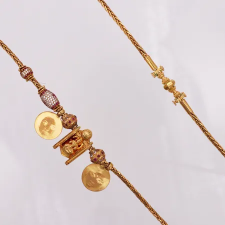 Collier, 7 Hängen, färgade stenar, porträtt, längd 60,5cm, hårrester, defekt, 22K Vikt: 71 g