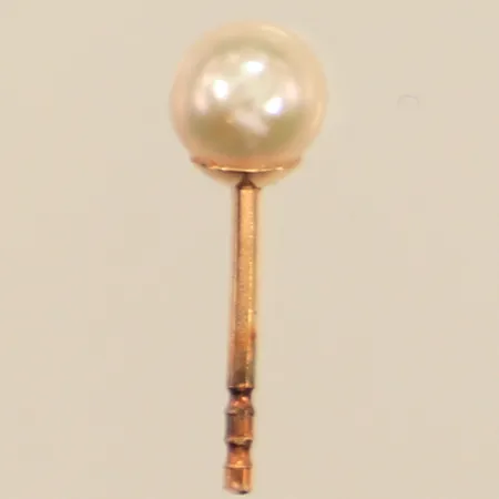 Udda örhänge med pärla, ca 4,5mm, något skev, saknar snurrebuss, 18K Vikt: 0,2 g