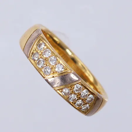 Ring med diamanter ca 14x0,03ct, stl 18, bredd 5,5m, vitguldsdetaljer. 18K  Vikt: 8,6 g