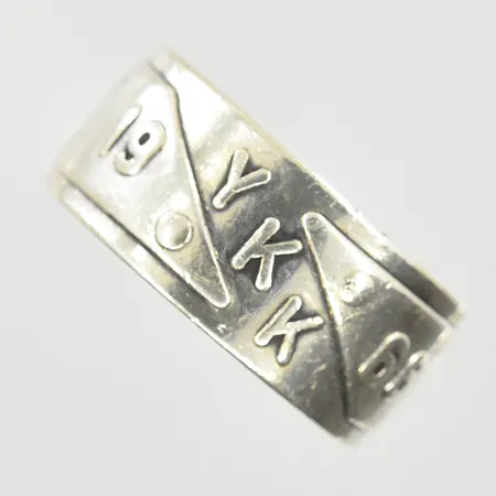 Ring, stl 16½, bredd 8 mm, gravyr, silver. Vikt: 4,5 g