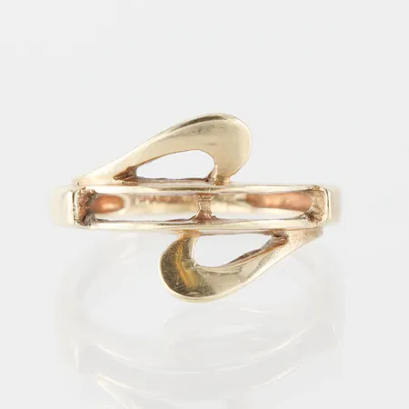 Ring, storlek 17 ¼ mm, bredd 2.2-13.1 mm, 14k. Vikt: 3,9 g