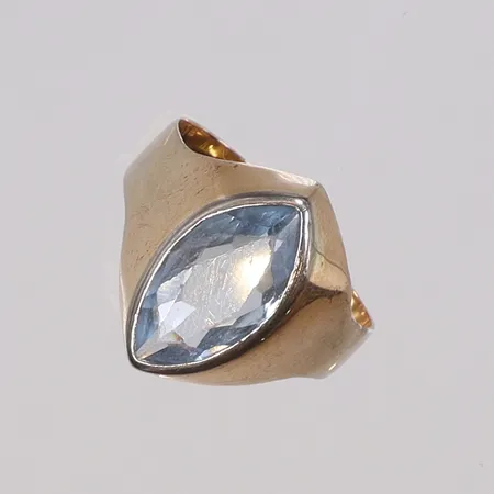 Ring med blå sten, stl 19¾, bredd 4-18mm, 18K  Vikt: 4,7 g