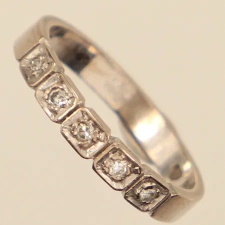 Ring med diamanter ca 5 x 0,02ct, totalt 0,10ct enligt gravyr, stl 17½, bredd 3mm, vitguld, repig, 18K Vikt: 3,3 g