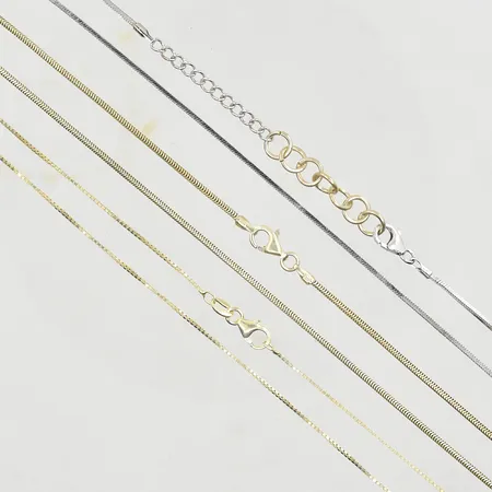 3 kedjor, längd 41½-49½ cm, bredd 1-2 mm, 925/1000 silver. Vikt: 11,2 g