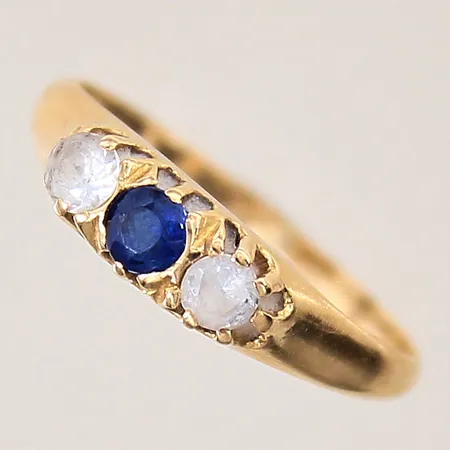 Ring med blå samt vita stenar, stl 16¾, bredd 1,5-4,4mm, gravyr, 18K Vikt: 2,4 g