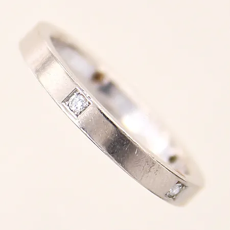 Ring med diamanter 5 x ca 0,02ct, stl: 18¾, bredd 3mm, gravyr, vitguld, 18K Vikt: 5,5 g