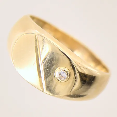 Ring med vit sten, stl 20½, bredd 4-11mm, repig, 14K  Vikt: 7,6 g