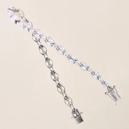 Armband med vita stenar, längd 18,5cm, bredd 5,5mm, GHA, silver 925/1000 Vikt: 12 g