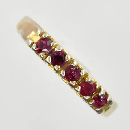 Ring med röda stenar, stl 18¾, bredd 2-3 mm, förgylld, 835/1000 silver. Vikt: 1,7 g