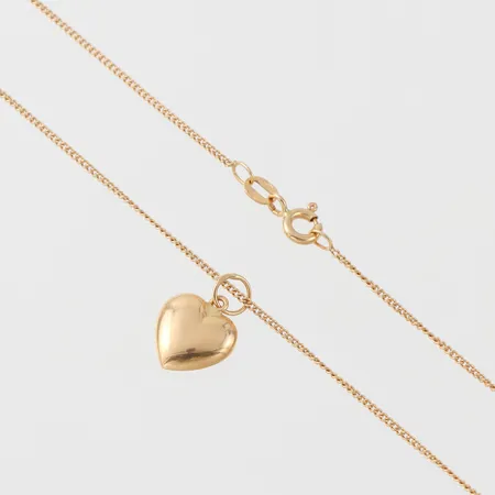 Collier med hänge, längd ca 40 cm, bredd 1 mm, 18k. Vikt: 2,4 g