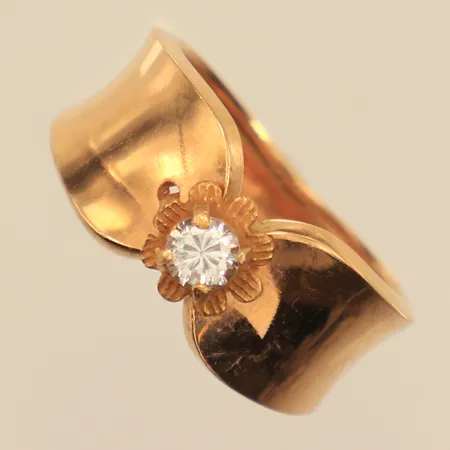 Ring, vit sten, stl 17, bredd 3,9-9,5mm, 18K Vikt: 4 g