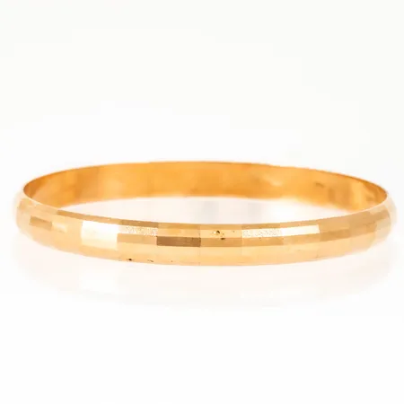 Armring i 18K guld. Innermått Ø 65 mm. Den är 7,2 mm bred och väger 13,3g. Bucklor. 