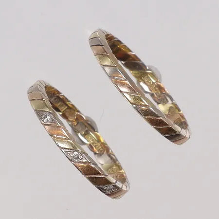 2st Ringar, trefärgade stl 16½ bredd 2mm med diamanter 3xca0,01ct, gravyr 18K Vikt: 4,3 g