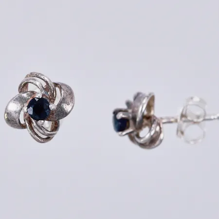 Ett par örhängen med blåa stenar, bredd: ca 7mm, 925/1000, silver Vikt: 1 g