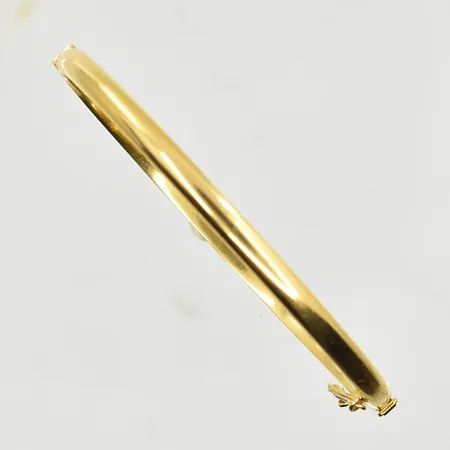 Armring, öppningsbar, innermått 60x52 mm, bredd 4 mm, oval passform, säkerhetskedja, 18K. Vikt: 7,9 g