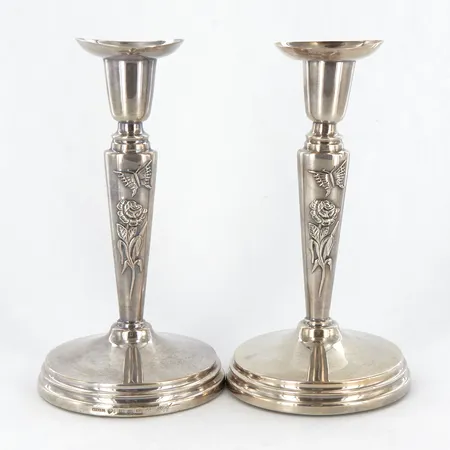Ett par Ljusstakar, dekor av Rosor och Fjärilar, höjd 16cm, MEMA, Linköping, år 1994, fyllda fötter silver 925/1000 Vikt: 491,4 g