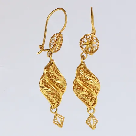 Ett par örhängen, ca 47,5x10,4mm, skeva. 21K Vikt: 3,5 g