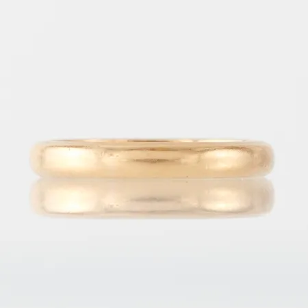 Ring slät med gravyr, storlek 19 ¼ mm, bredd 3.3 mm, 20k. Vikt: 5,1 g