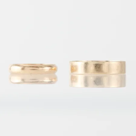 Ringar 2 st med gravyrer, 3 gram 18k, 3.9 gram 14k. Vikt: 6,9 g