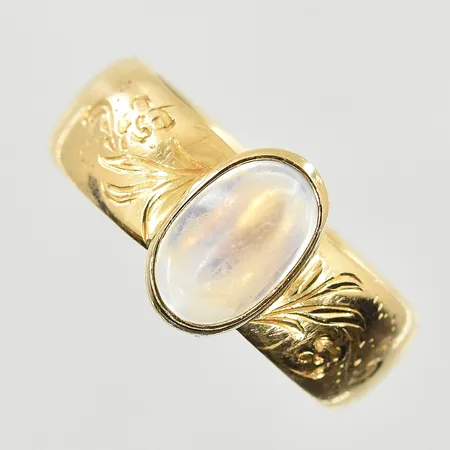 Ring med Månsten, stl 19¾, bredd 7 mm, 18K. Vikt: 7,8 g