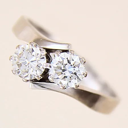 Ring med diamanter totalt 1,16ctv enligt gravyr, kvalitet ca Cr(J)/SI, stl 18¾, bredd 3-9mm, vitguld, Ahlen & Samuelson, år 1976, 18K  Vikt: 6 g