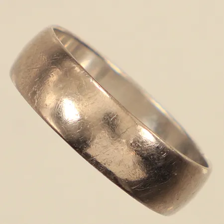 Ring, stl 18, bredd 5,6mm, vitguld, 18K Vikt: 3,9 g