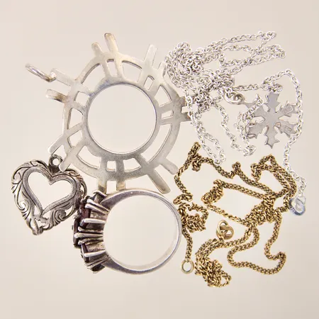 Diverse silversmycken, stenar, saknar lås/ögla, defekt, silver 830-925/1000  Vikt: 24,2 g