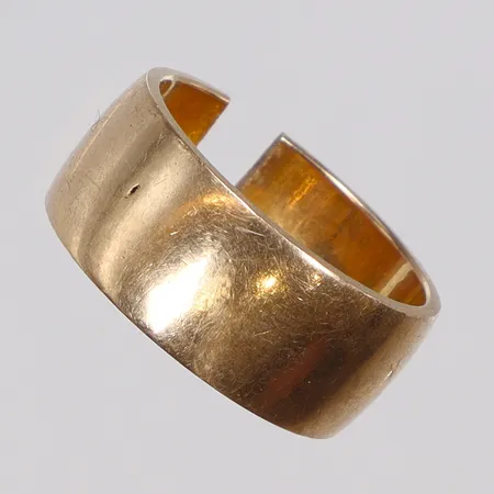 Ring slät, stl 16, bredd 8mm, gravyr, klippt skena, defekt 18K  Vikt: 7,4 g