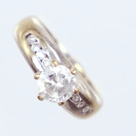 Ring vitguld, Ø16, vita stenar, 18K Vikt: 8,2 g