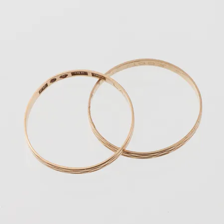 Trasigt guld med gravyrer, 18k. Vikt: 1,2 g