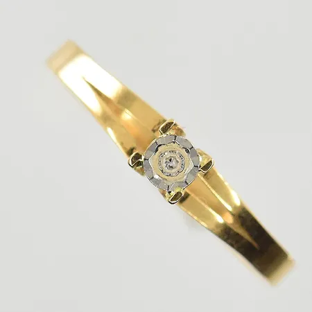 Ring med vit sten, stl 18, bredd 2-4 mm, 18K. Vikt: 1,4 g
