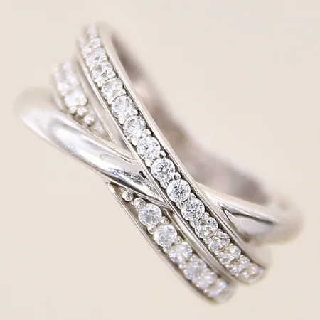 Ring med vita stenar, stl 16, bredd 4,5-8,5mm, GHA, silver 925/1000 Vikt: 4,2 g