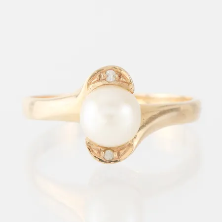 Ring med pärla, Bengt Hallberg Köping, storlek 18 ½ mm, bredd 2.3-11.1 mm, 18k. Vikt: 3,8 g
