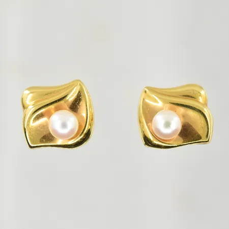 Ett par örhängen med pärlor Ø5 mm, stl 11x10 mm, 18K. Vikt: 1,9 g