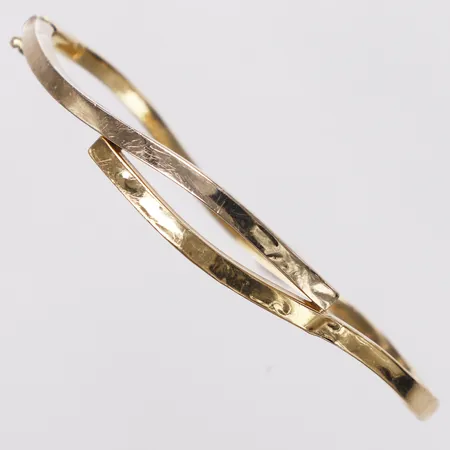 Armband, stelt, innermått längd ca66mm, bredd ca46mm, öppningsbart, bucklig, repor, 18K  Vikt: 7,1 g