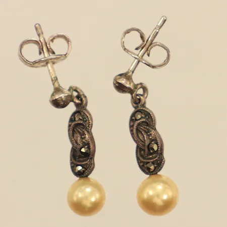Ett par örhängen med plastpärlor samt markasiter, längd 20mm, bredd ca 4mm, 925/1000 silver  Vikt: 2,3 g