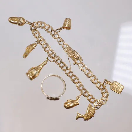 Diverse Guld, Armband Bismarck med berlocker, Klackring med gravyr, 18K Vikt: 31,4 g