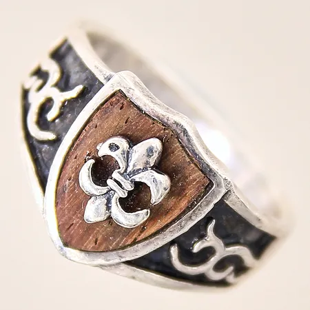 Ring med dekor samt skadad trädetalj, stl 20¼, bredd 4-14,5mm, silver 925/1000 Vikt: 8,9 g