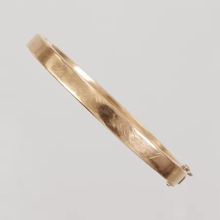 Armring, innermått ca 60x53mm, Ø ca 17,5cm, bredd 6mm, öppningsbar, ihålig, bucklor, 18K Vikt: 12,1 g